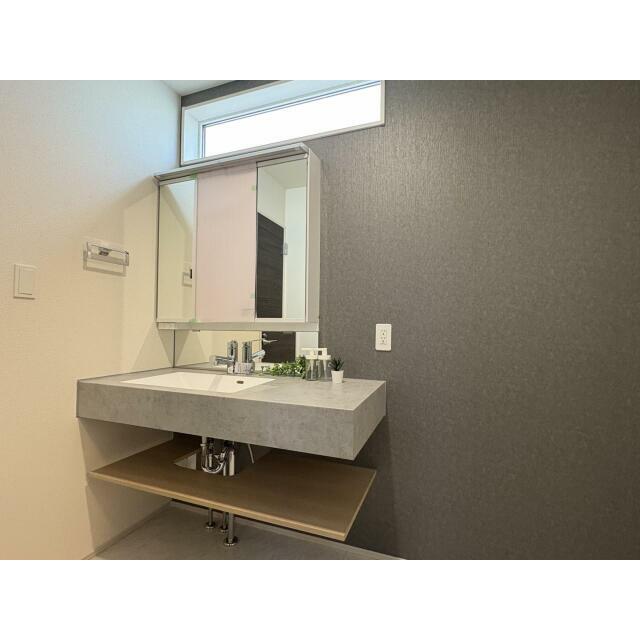 広々とした作業スペース〇収納完備でかさばる道具もきれいに収納できます♪