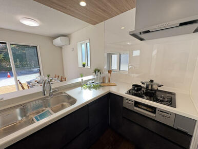 キッチンからリビング全体を見渡せ、そして、家族全員と会話ができる人気の高いオープンキッチン。大型の食