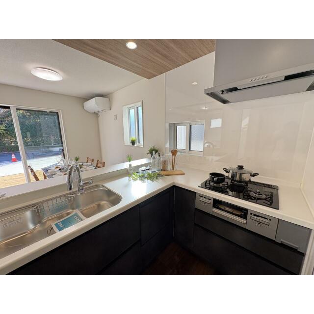 キッチンからリビング全体を見渡せ、そして、家族全員と会話ができる人気の高いオープンキッチン。大型の食