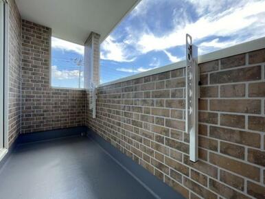 屋根付きのバルコニーで雨の日の洗濯もストレスフリー＾＾