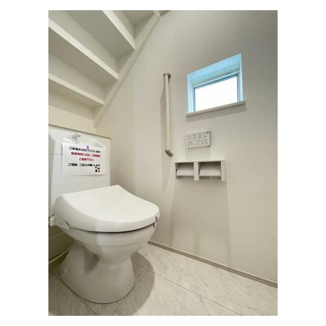 採光窓は臭い対策にもなって清潔な空間を保てます♪立ち上がりをサポートしてくれる手すりも完備！