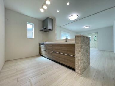 リビングの様子を見ながら家事ができるので小さなお子さまがいるご家庭も安心です＾＾