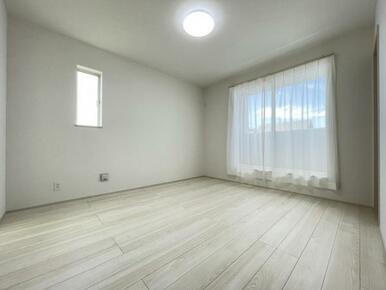 お部屋からバルコニーに出られるので洗濯物や布団などをすぐ干せ取込みも楽にできます！