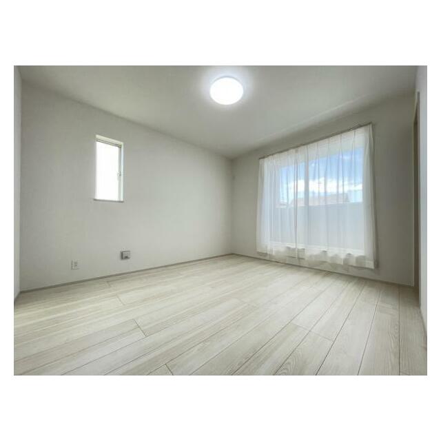 お部屋からバルコニーに出られるので洗濯物や布団などをすぐ干せ取込みも楽にできます！