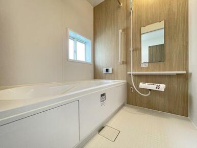 ゆったりと浸かれる1坪風呂を採用！1日の疲れを癒してくれる浴室は窓のある開放的な空間＾＾