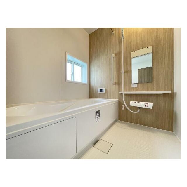 ゆったりと浸かれる1坪風呂を採用！1日の疲れを癒してくれる浴室は窓のある開放的な空間＾＾