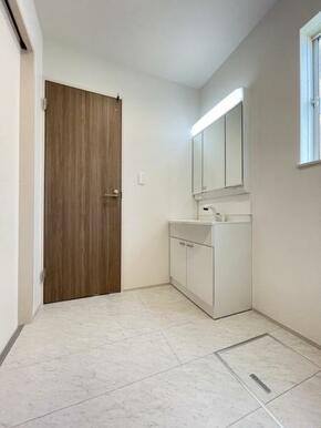 廊下とリビングどちらからも入れる洗面所。短い動線で家事がスムーズに進みそうですね＾＾