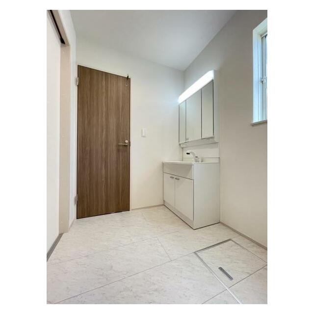 廊下とリビングどちらからも入れる洗面所。短い動線で家事がスムーズに進みそうですね＾＾