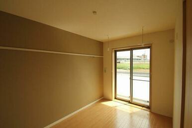 ６．１帖の洋室です。アクセントクロスにより落ち着いた雰囲気になっております。壁にはバックや帽子等の…