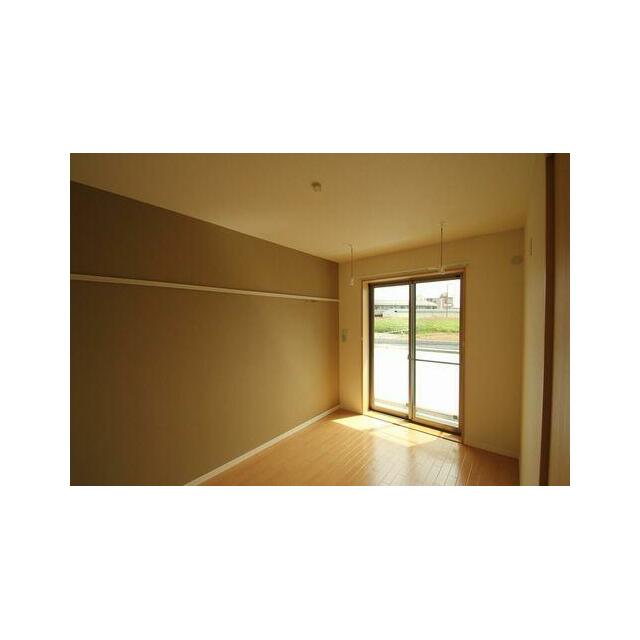 ６．１帖の洋室です。アクセントクロスにより落ち着いた雰囲気になっております。壁にはバックや帽子等の…