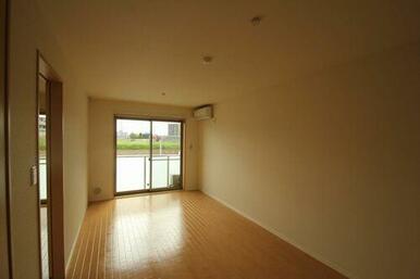 １２．６帖のＬＤＫです。エアコンが設置されております。また、窓外にはバルコニーがございます。