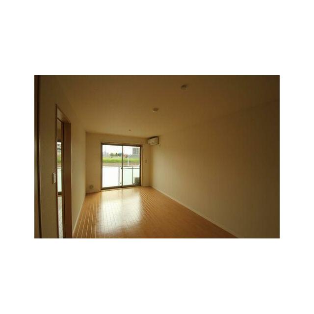 １２．６帖のＬＤＫです。エアコンが設置されております。また、窓外にはバルコニーがございます。