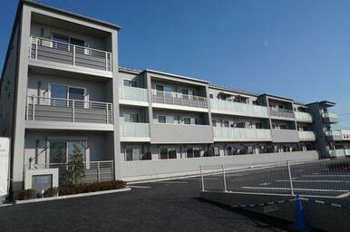 建物南側外観です。敷地内に駐車場もあります。全２４世帯のシャーメゾン