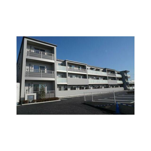 建物南側外観です。敷地内に駐車場もあります。全２４世帯のシャーメゾン