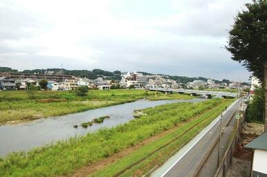 目の前は浅川