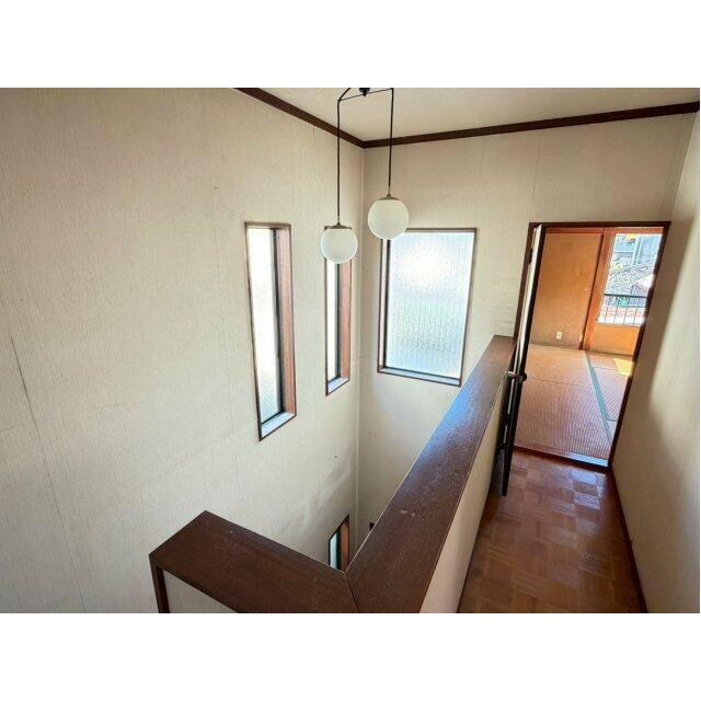 吹き抜けの窓から届く光で、廊下まで明るい設計。