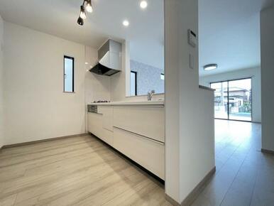 リビングの様子を見ながら家事ができるので小さなお子さまがいるご家庭も安心です＾＾