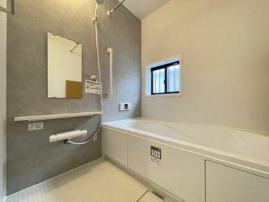 ゆったりと浸かれる1坪風呂を採用！1日の疲れを癒してくれる浴室は窓のある開放的な空間＾＾