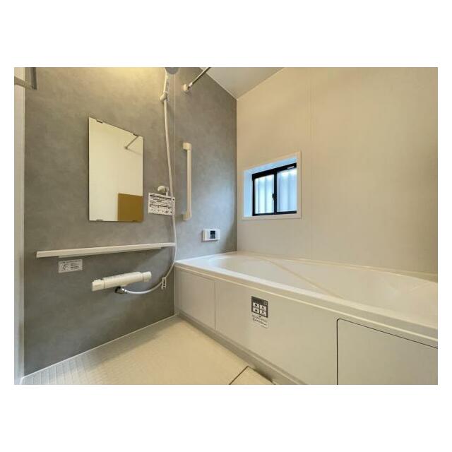 ゆったりと浸かれる1坪風呂を採用！1日の疲れを癒してくれる浴室は窓のある開放的な空間＾＾