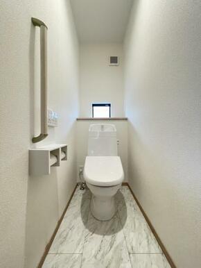 採光窓は臭い対策にもなって清潔な空間を保てます♪立ち上がりをサポートしてくれる手すりも完備！