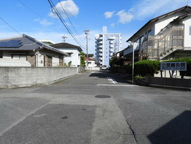 建物北側、前面道路