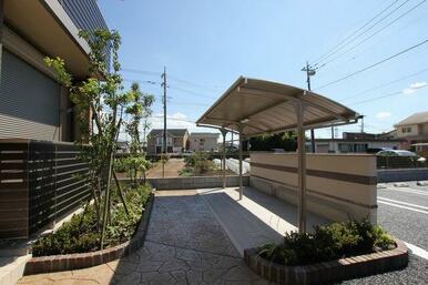 【屋根付き駐輪場】敷地内に入居者専用の屋根付き駐輪場がございます。