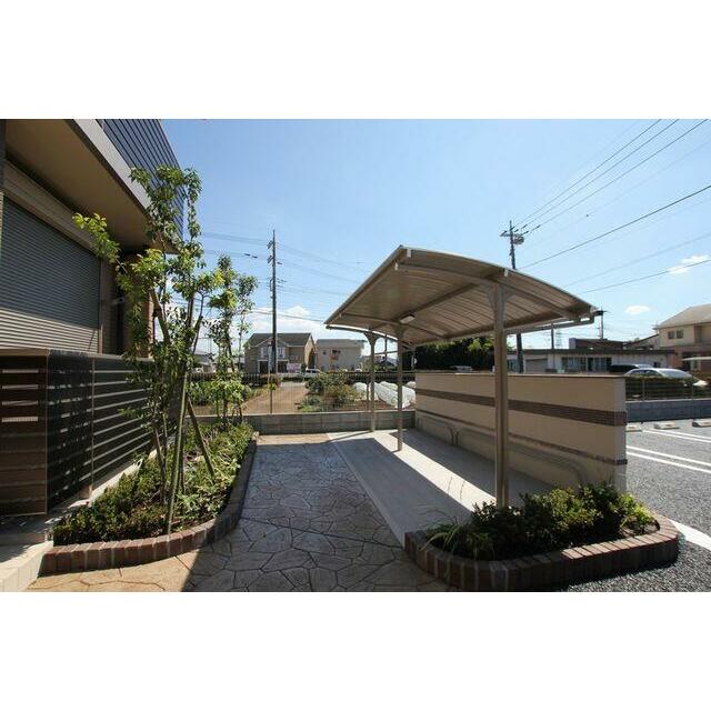 【屋根付き駐輪場】敷地内に入居者専用の屋根付き駐輪場がございます。