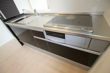 ３口ＩＨコンロ＋グリル付のシステムキッチンです。