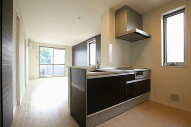 １３．７帖のＬＤＫです。エアコン・カラ―モニター付インターホン・室内物干しが付いています。