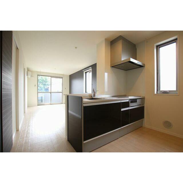 １３．７帖のＬＤＫです。エアコン・カラ―モニター付インターホン・室内物干しが付いています。