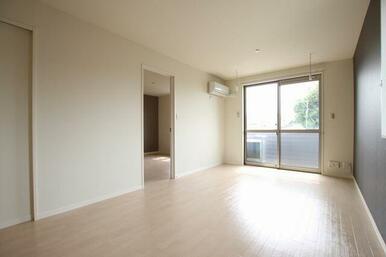 窓ガラスは防犯合わせガラス仕様。リビングのバルコニー面のみ電動シャッターを採用しています。