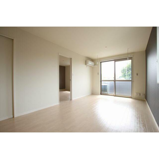 窓ガラスは防犯合わせガラス仕様。リビングのバルコニー面のみ電動シャッターを採用しています。