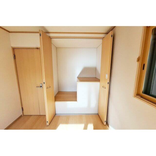 洋室3：階段上を利用した物入。