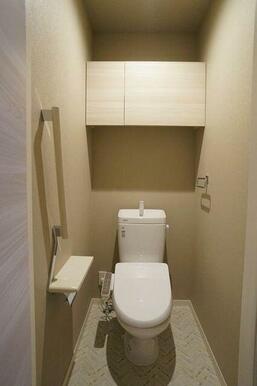 【トイレ】多機能付便座を採用、上部には収納スペースがございます。