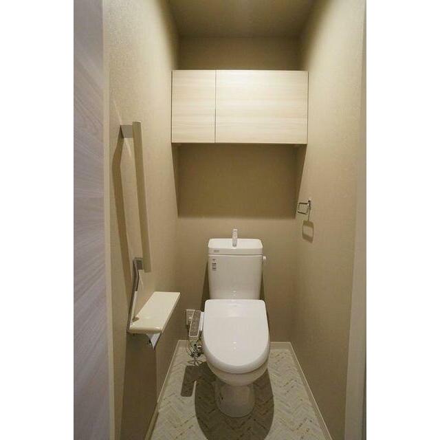 【トイレ】多機能付便座を採用、上部には収納スペースがございます。