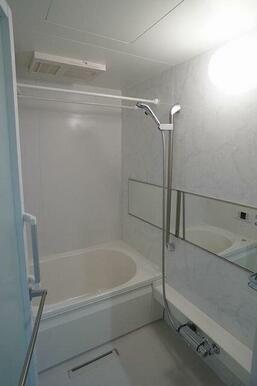 【浴室】浴室換気乾燥機付きです。