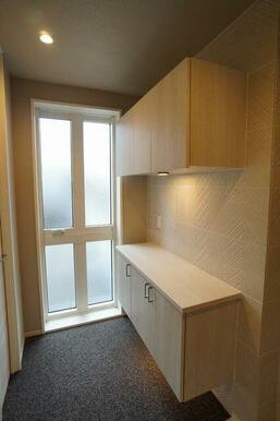 【玄関】上下に収納スペースがございます。