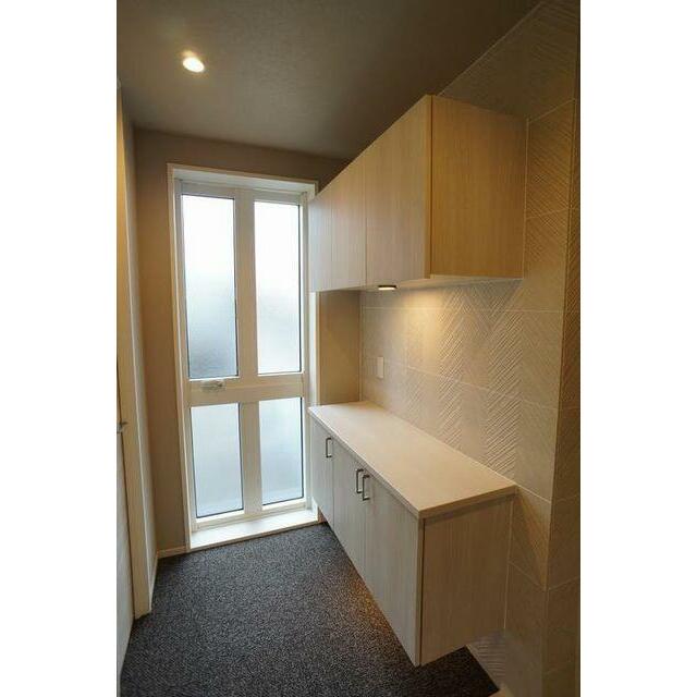 【玄関】上下に収納スペースがございます。