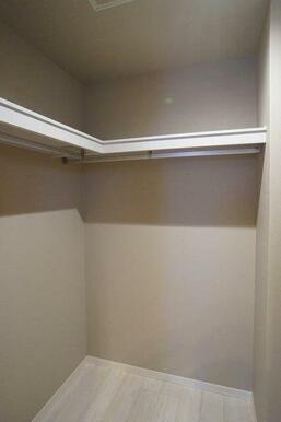 【ウォークインクローゼット】ハンガーパイプが２列ございます。