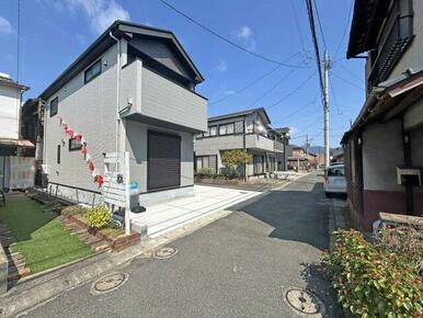 車の通りが少ないので、駐車出し入れ楽々です。