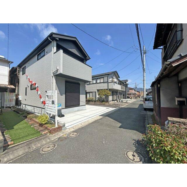 車の通りが少ないので、駐車出し入れ楽々です。