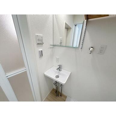シンプルデザインの洗面台です