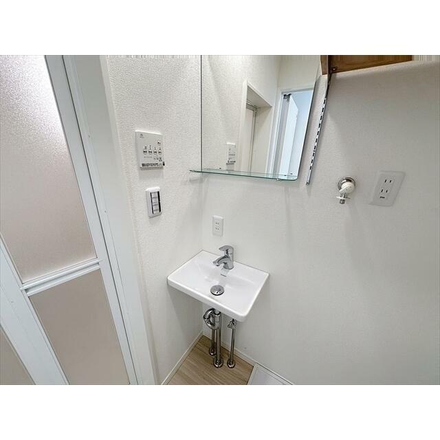 シンプルデザインの洗面台です