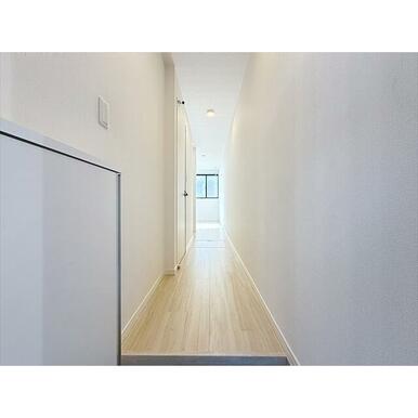 据付の下駄箱で片付く玄関です