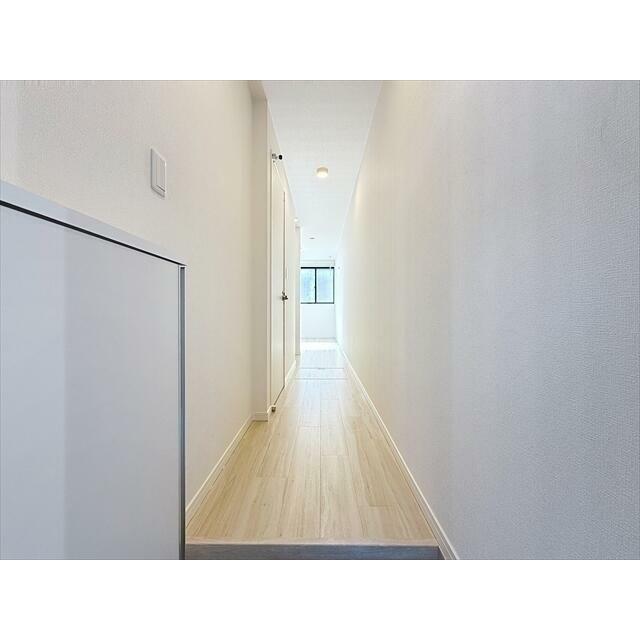 据付の下駄箱で片付く玄関です