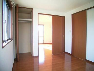 北側洋室から南側洋室への視点です。