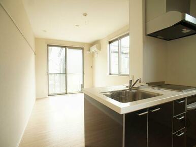 【ＬＤＫ】カウンターキッチンで会話を楽しみながらお料理ができます♪