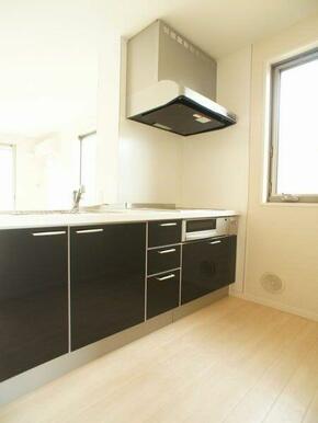 【キッチン】鏡面仕上げのキッチン扉はお掃除がしやすくてオススメです☆