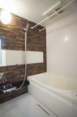 浴室　アクセントパネルを採用、浴室乾燥暖房機付きです。