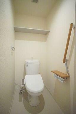 トイレ　洗浄機能付き暖房便座を設置、上部には棚がございます。